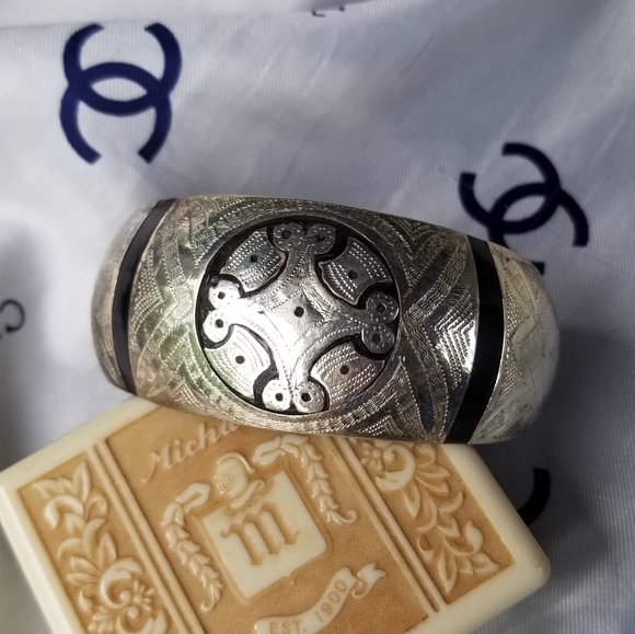 Tuareg VTG Silver and Ebony Bangle Bracelet - Picture 3 of 7